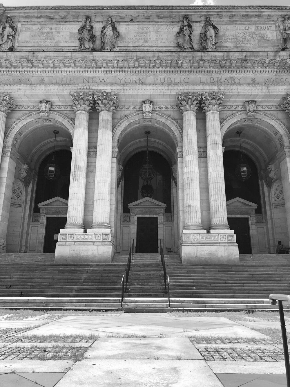 A photo of NYPL 5th Avenue, 7/12/2020 in black and white